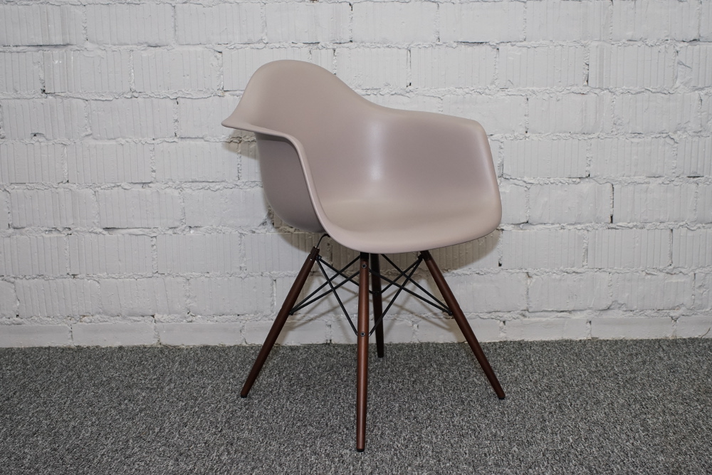 Vitra Eames Plastic Chair DAW Schale mauve grau neue H he  blucom24 de