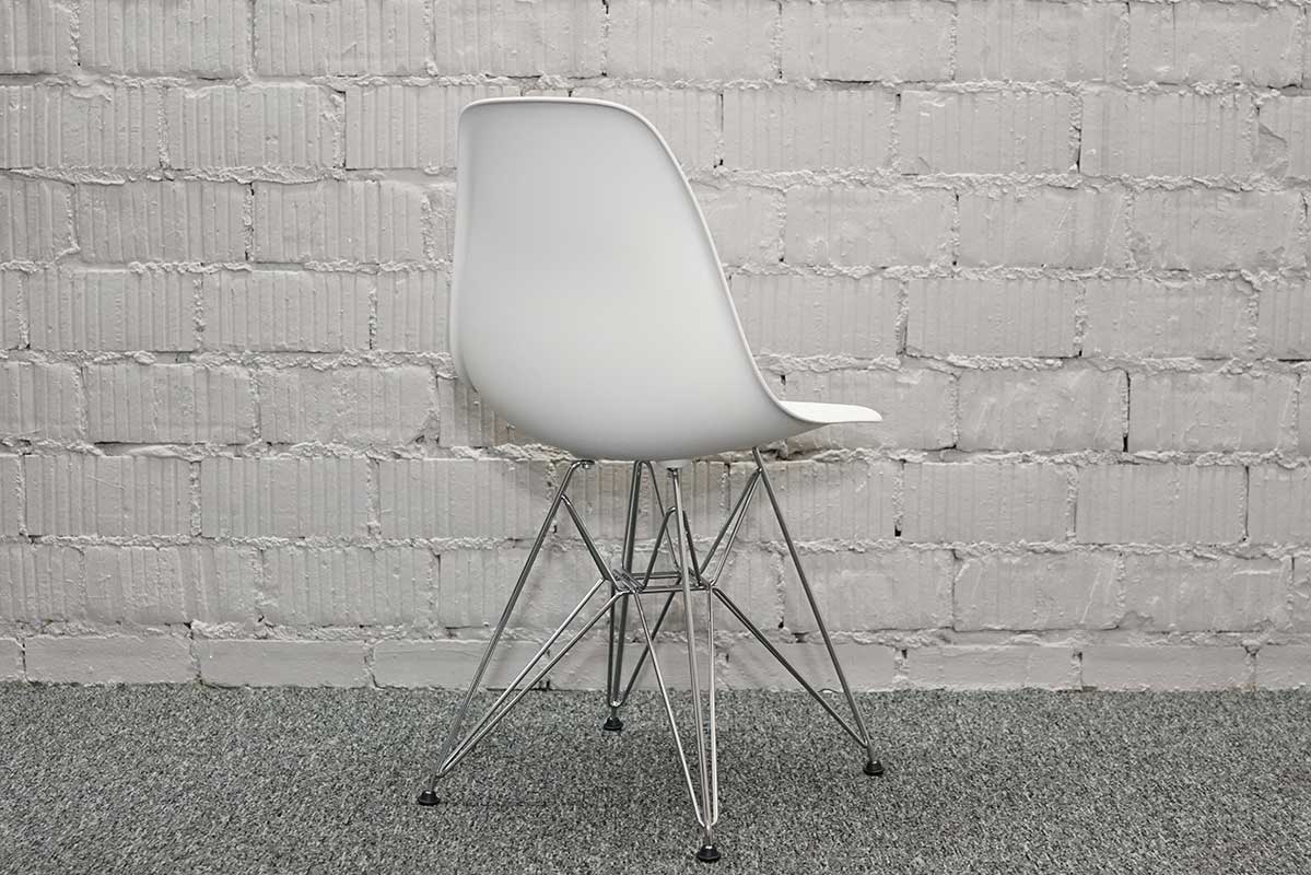 Vitra Eames Plastic Chair DSR weiss neue H he  Designklassiker von blucom24 de