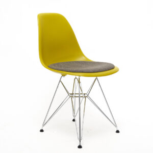 Vitra Eames Plastic Chair DSR senf mit Sitzpolster (neue Höhe) seitliche Ansicht