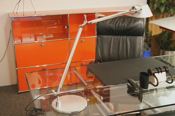 Artemide Tolomeo Tavolo Alu mit Tischfuß Ansicht auf Schreibtisch